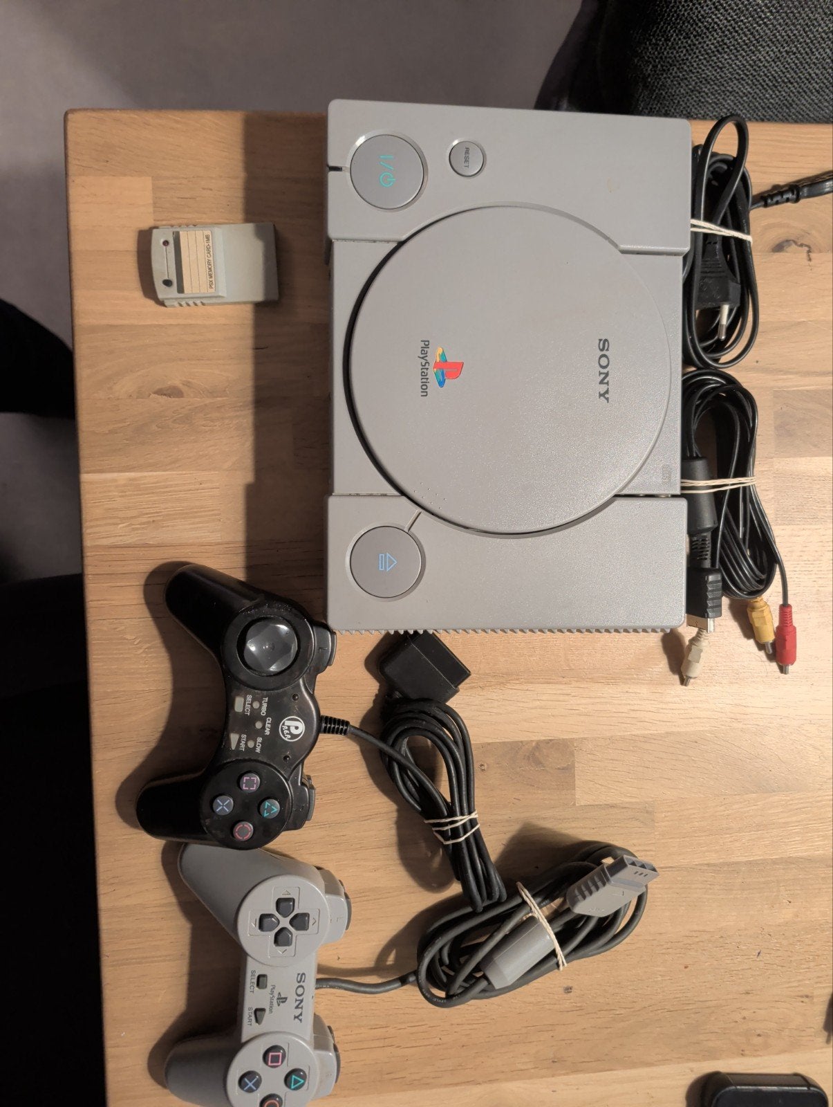 Sony PlayStation 1 met 2 controllers en geheugenkaart, Spelcomputers en Games, Ophalen of Verzenden, Gebruikt, Met 2 controllers