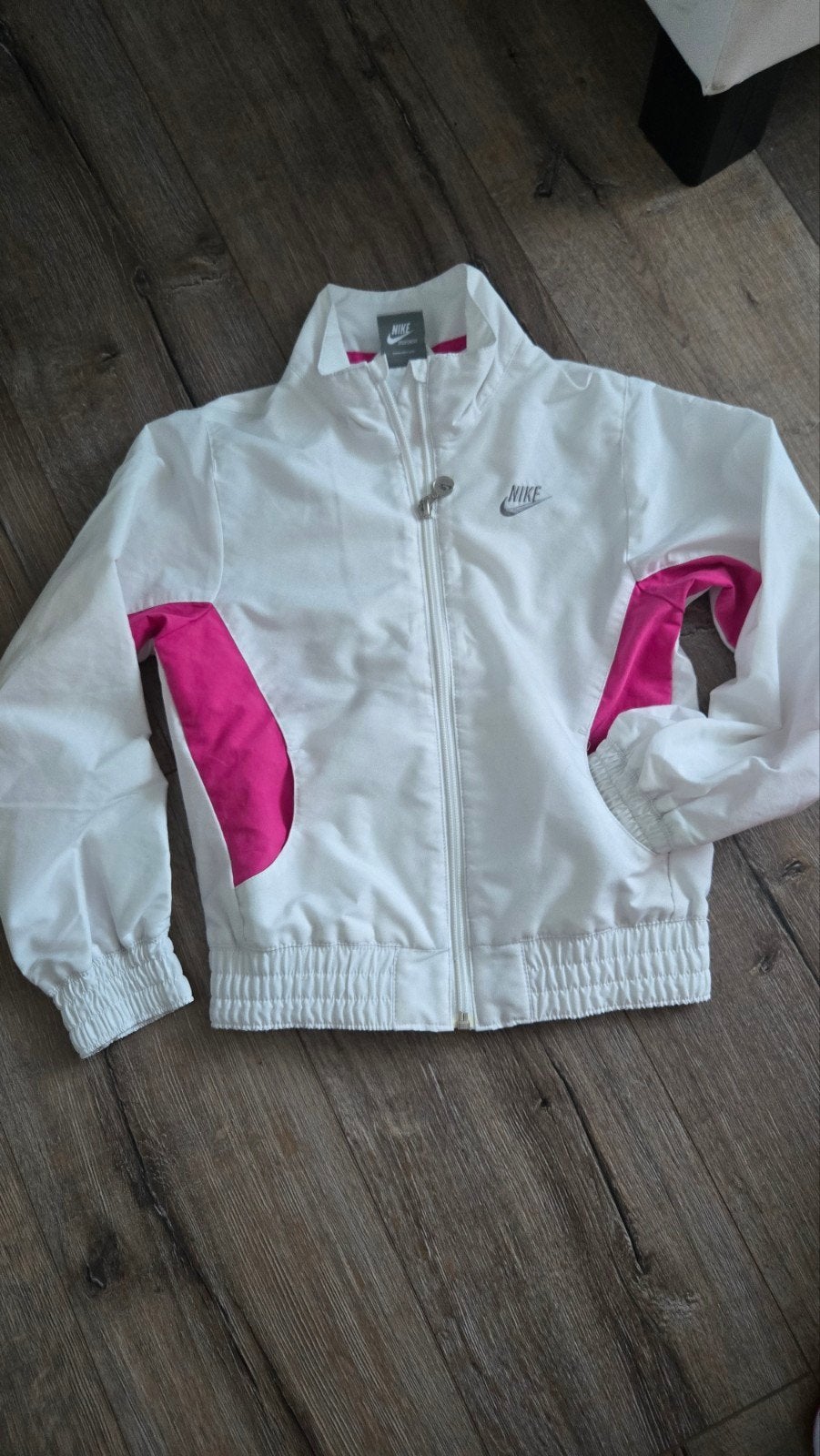 Nike Sportswear Windjack Wit/Roze Maat 122-128, Kinderen en Baby's, Kinderkleding | Maat 122, Meisje, Ophalen of Verzenden, Zo goed als nieuw