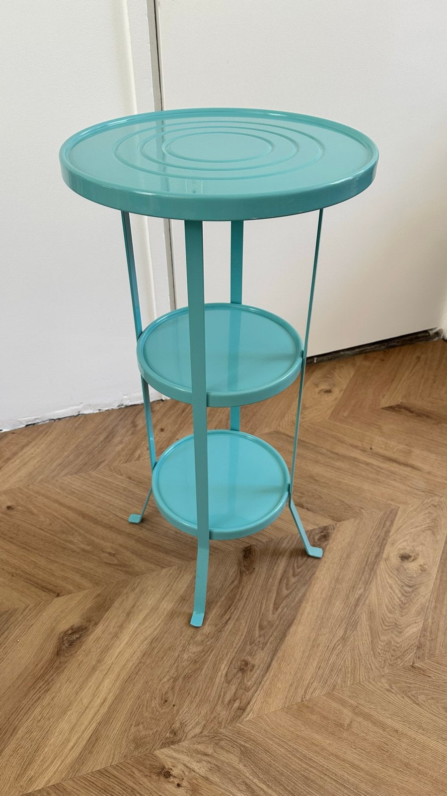 Turquoise metalen bijzettafel met 3 lagen GUNNERN, Ophalen, Minder dan 55 cm, Metaal of Aluminium, Rond