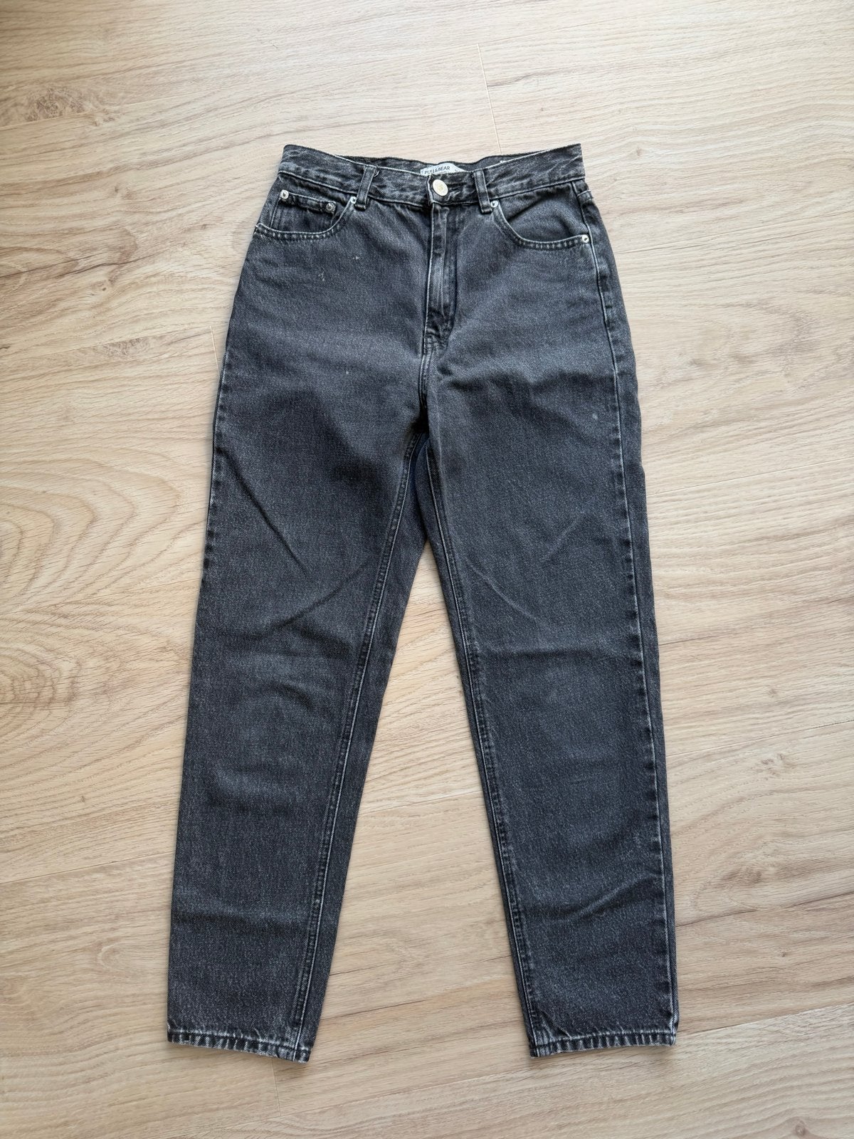 Pull and Bear straight/mom jeans donkergrijs maat 36, Ophalen of Verzenden, Zo goed als nieuw, Grijs, W28 - W29 (confectie 36)