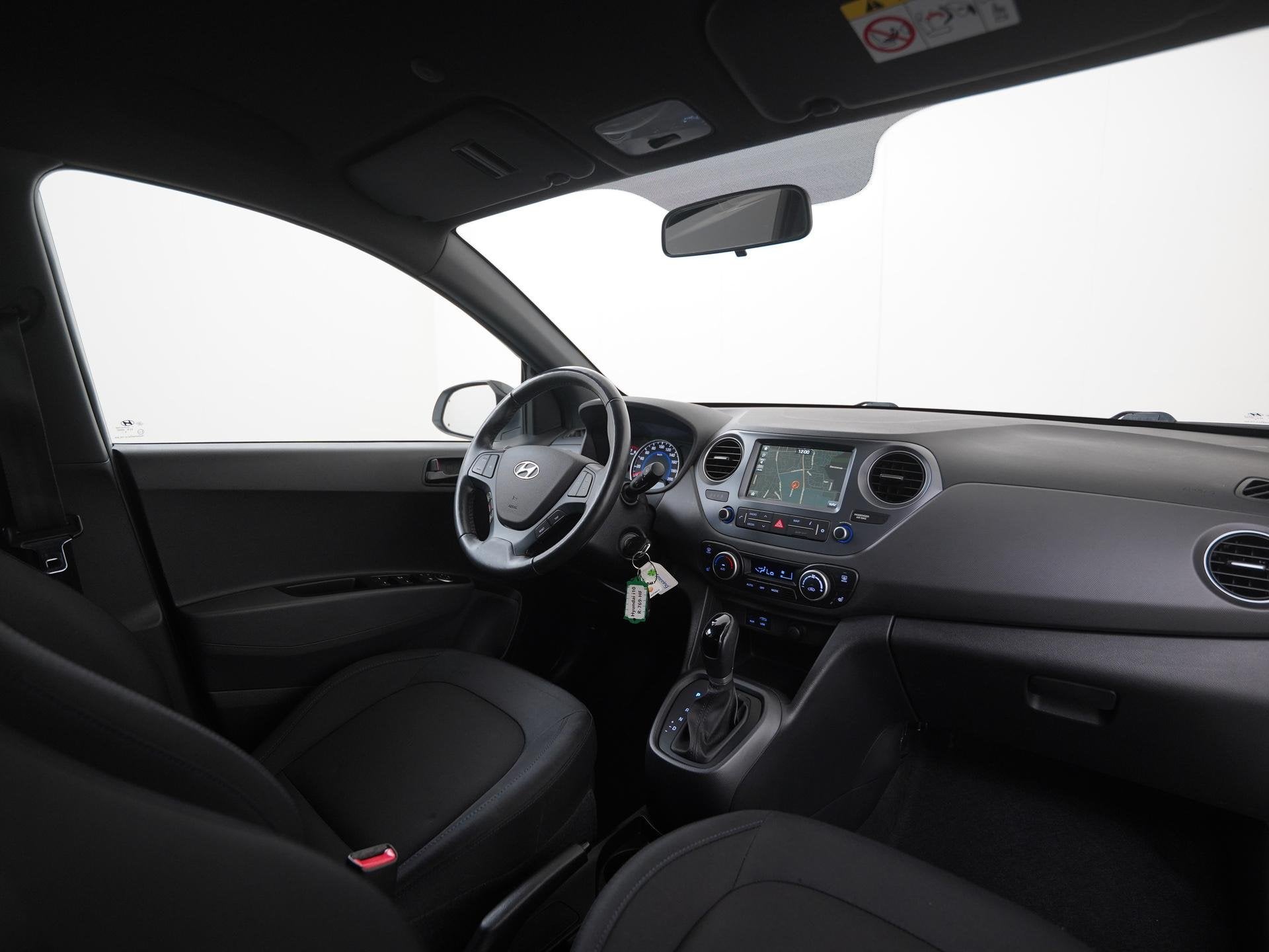 Hyundai i10 1.0i Comfort 5p Automaat | Navigatie | Stoelverw, 12 maanden, Gebruikt, 936 kg, Wit