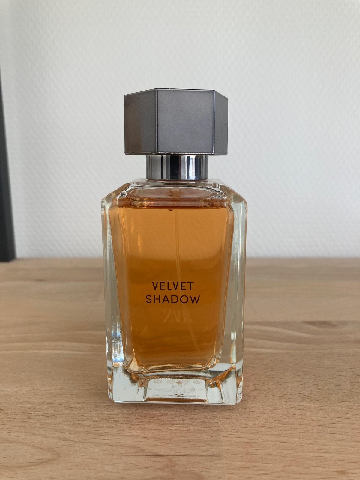 Zara Velvet Shadow Eau de Parfum, Sieraden, Tassen en Uiterlijk, Uiterlijk | Parfum, Ophalen of Verzenden, Zo goed als nieuw
