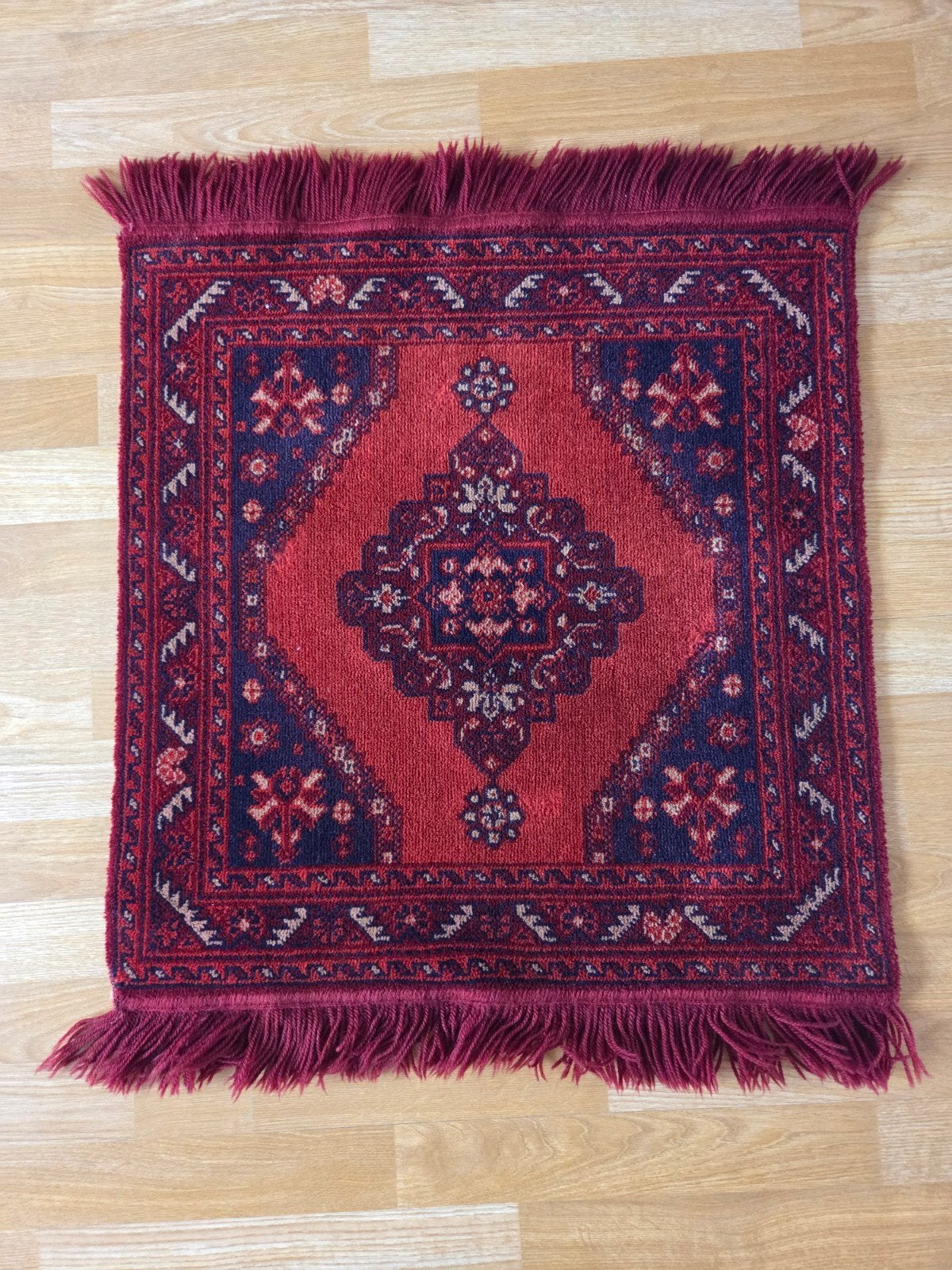 Rood-blauw-beige tapijt met traditioneel patroon, Huis en Inrichting, Stoffering | Tapijten en Kleden, 50 tot 100 cm, Blauw, Zo goed als nieuw