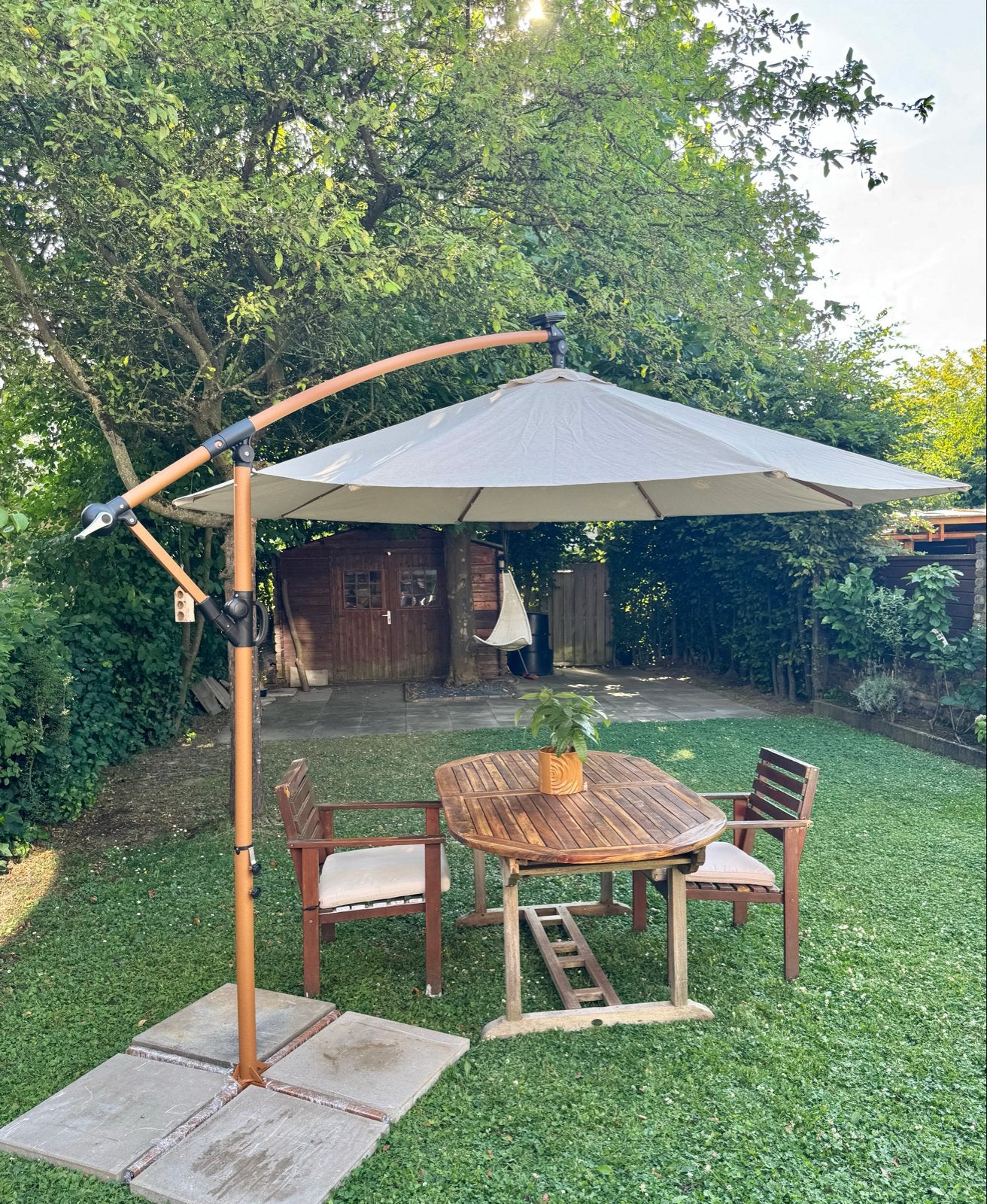 Nieuwe zweefparasol 3M met 2 zonnepanelen en LED verlichting, Tuin en Terras, Parasols, Ophalen, Verstelbaar, Nieuw, 2 tot 3 meter