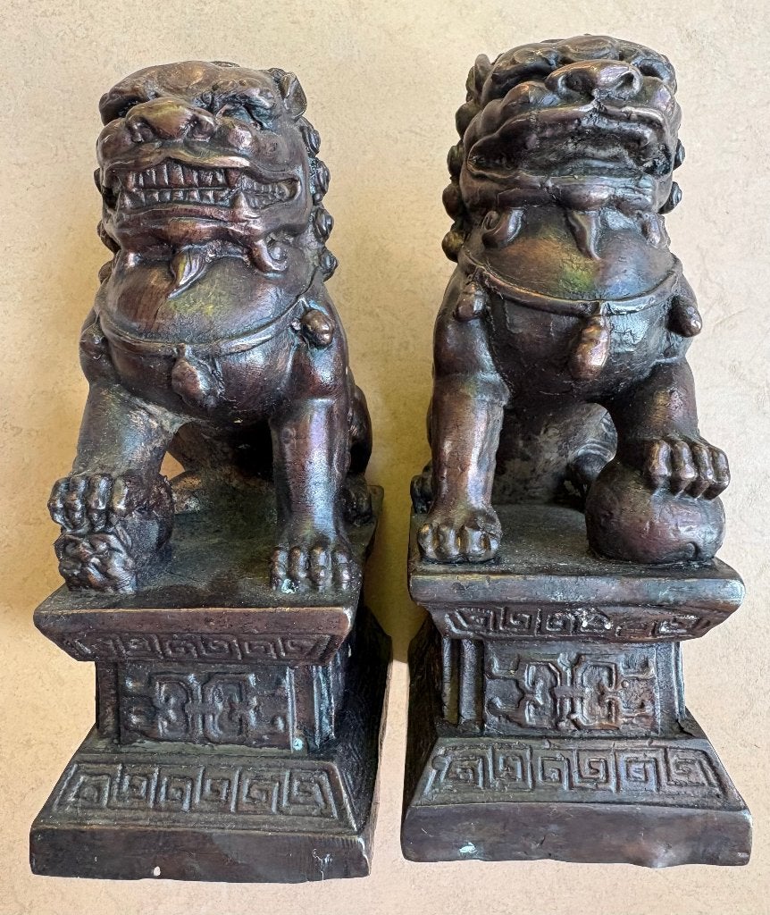 Twee prachtige bronzen Chinese beschermleeuwen / foo dogs, 17 cm, Ophalen of Verzenden, China, Brons