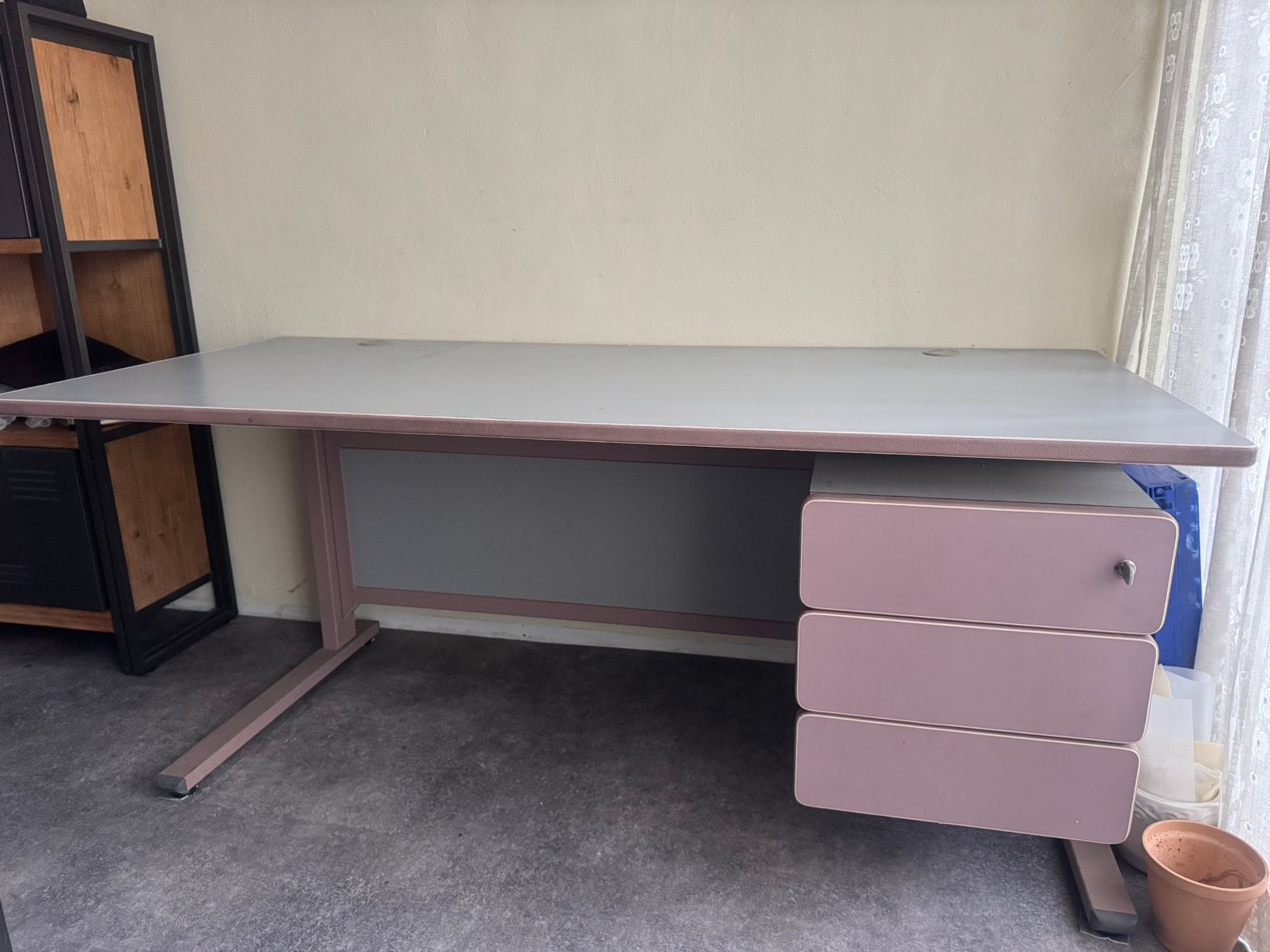 Stevige bureau. 180x80x73. Met 3 lagen een slot