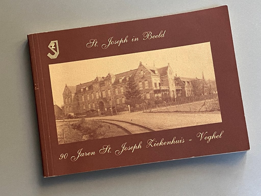 St. Joseph in beeld - 90 jaren St. Joseph Ziekenhuis Veghel, Ophalen of Verzenden, 20e eeuw of later, Zo goed als nieuw