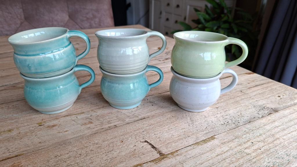 6 handgemaakte design mokken - Koch Pottery Workum (nieuw), Keramiek, Nieuw, Ophalen of Verzenden, Overige stijlen