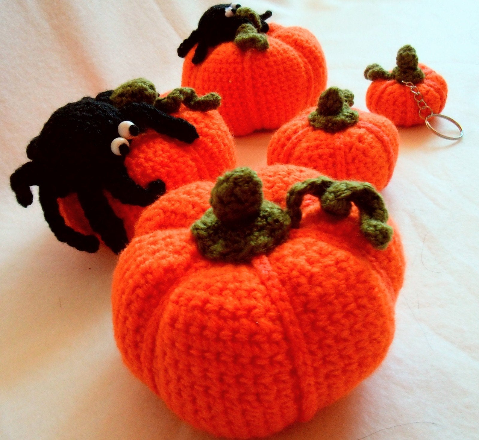 Handgemaakte Halloween pompoen set met spin – 5 stuks ️, Hobby en Vrije tijd, Verzenden, Nieuw, Haken, Overige typen