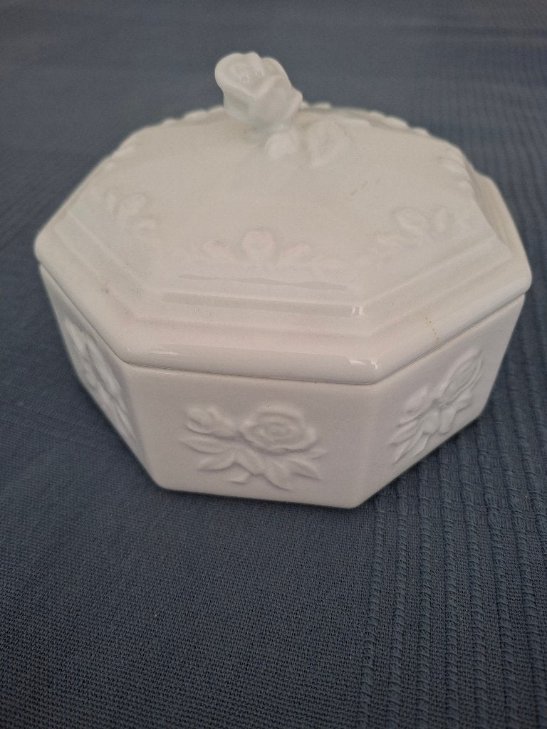 Bonbon/koekjes trommel van porcelein, Ophalen of Verzenden, Zo goed als nieuw, Wit