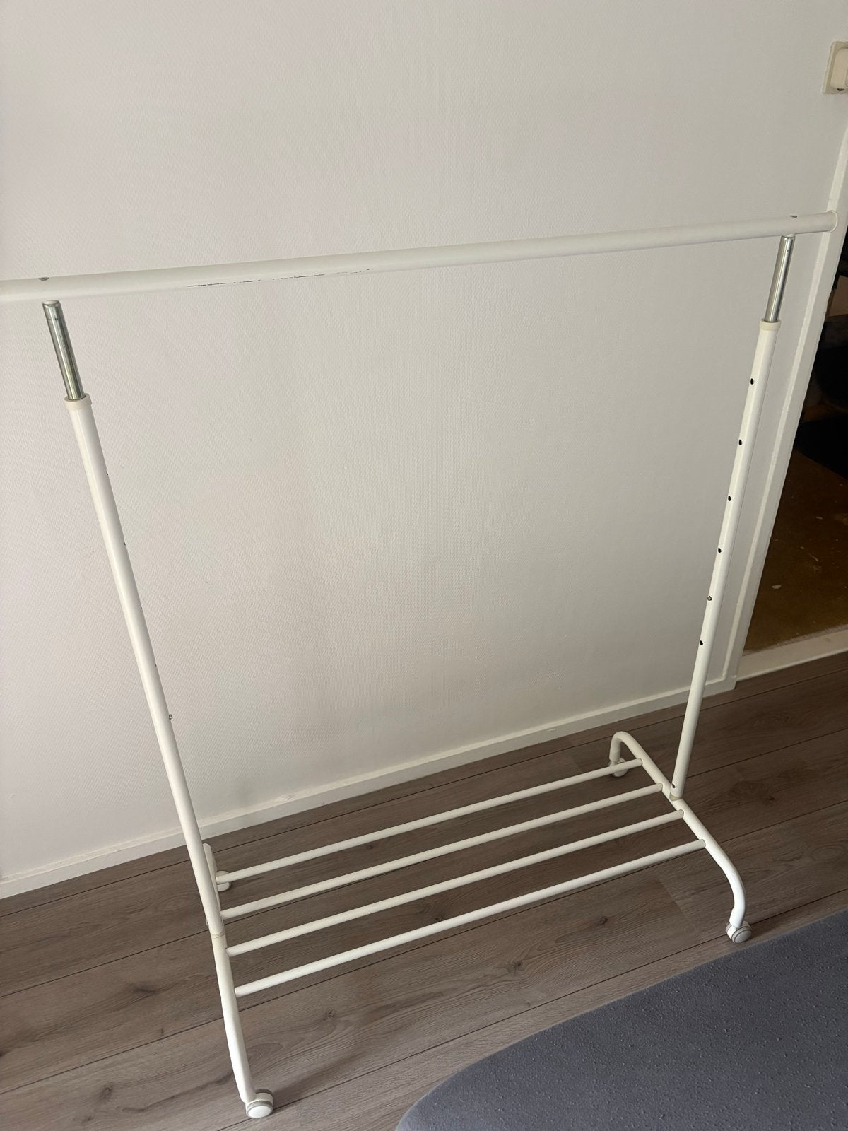Wit metaal kledingrek met schoenenrek en wieltjes, Ophalen of Verzenden, Gebruikt, Metaal, Volwassenen