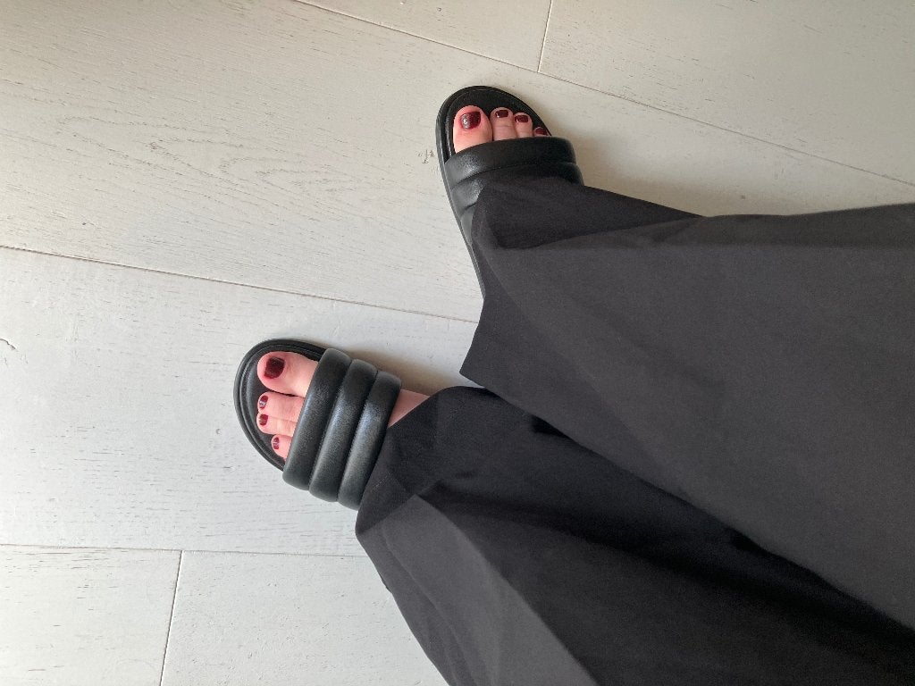 Zwarte leren dames slippers/ sandalen NIEUW Ongedragen ! 41, Zwart, Nieuw, Sandalen of Muiltjes, Ophalen of Verzenden