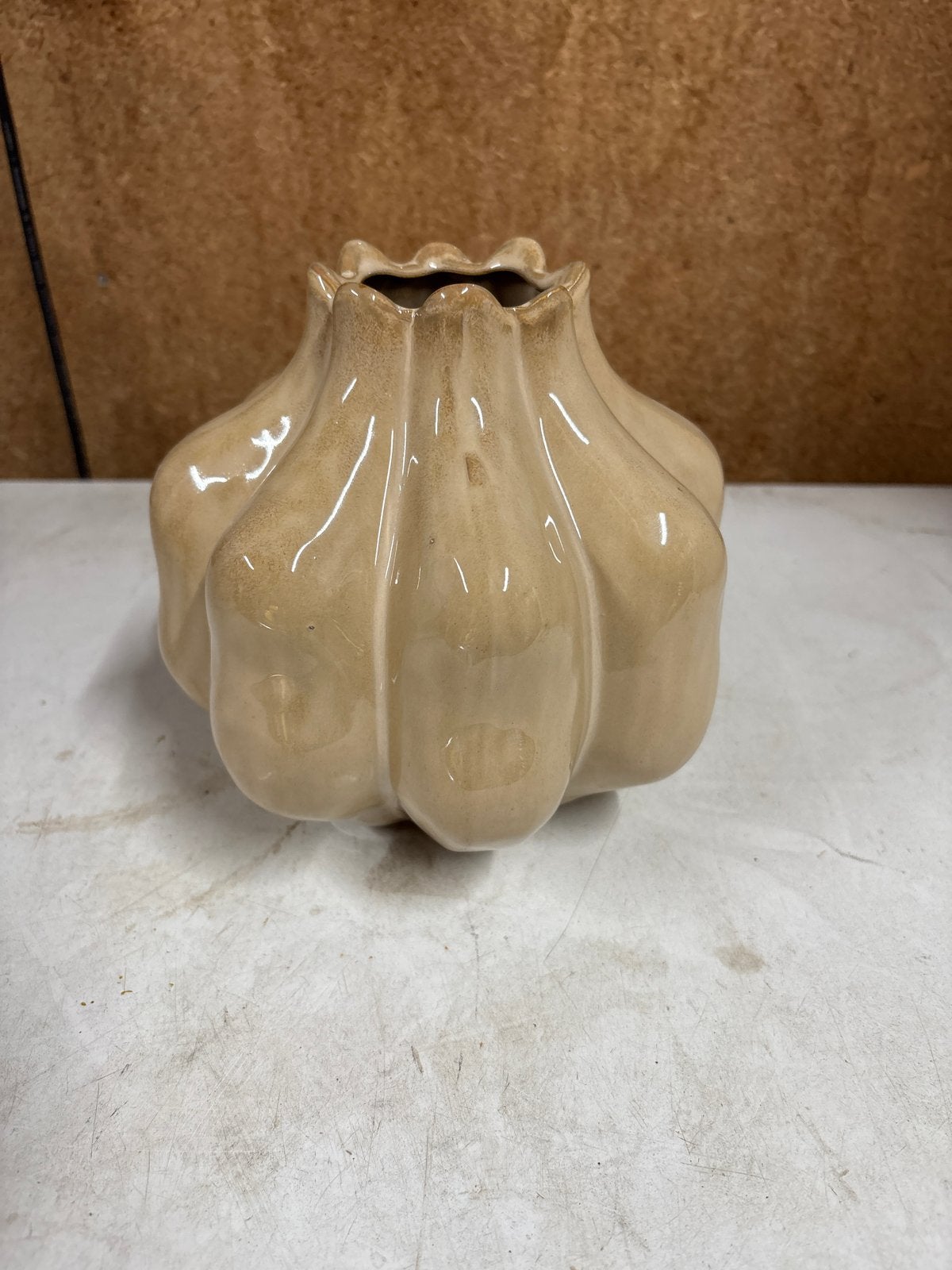 Decoratieve beige vaas in bloemvorm, Ophalen of Verzenden