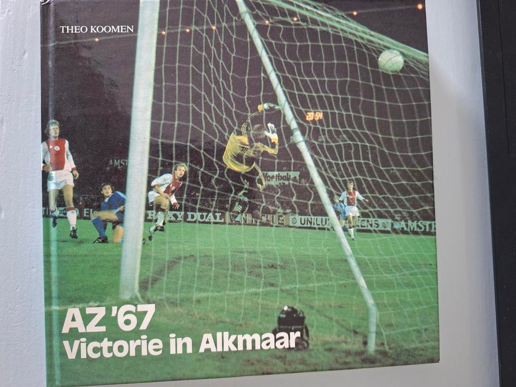 AZ '67 Victorie in Alkmaar - Theo Koomen, Ophalen of Verzenden, Gelezen, Theo Koomen, Balsport