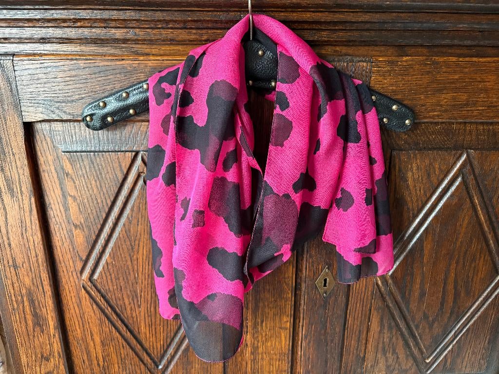 Paarse sjaal, shawl, doek zwarte koeievlekken; 155 x 40 cm, Kleding | Dames, Mutsen, Sjaals en Handschoenen, Ophalen of Verzenden