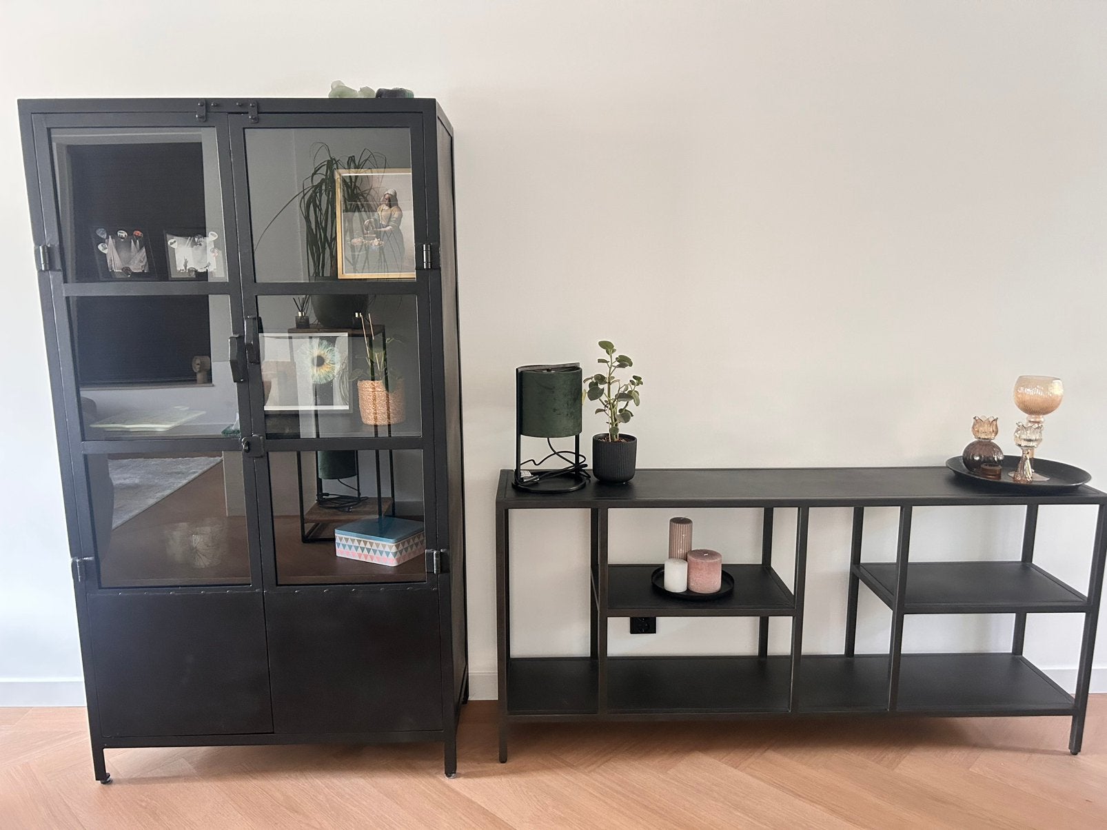 Zwart metalen kast en dressoir, Ophalen, 150 tot 200 cm, Zo goed als nieuw, Minder dan 100 cm