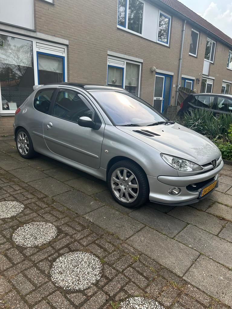 Peugeot 206 1.6 16V quicksilver 3D 2005 Grijs, Auto's, Peugeot, Voorwielaandrijving, 15 km/l, 40 €/maand, Handgeschakeld