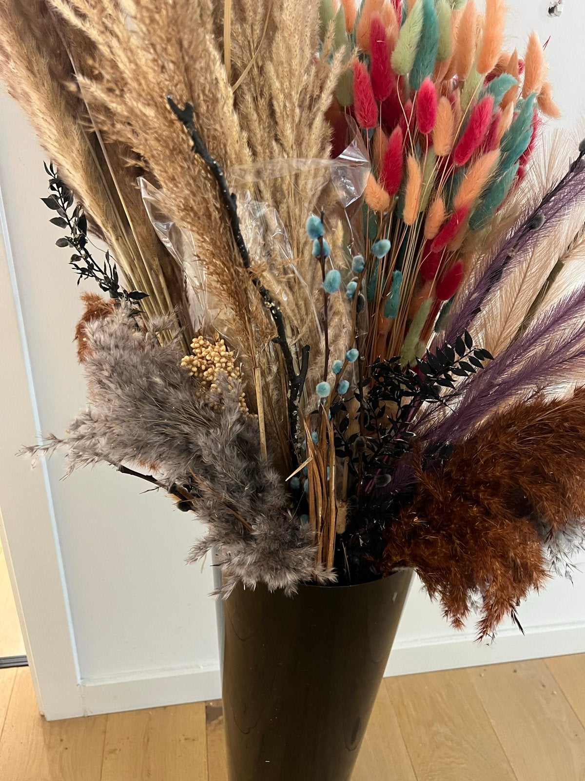 Groot boeket van kunstbloemen en pluimen in vaas, Ophalen, Binnen, Textiel, Zo goed als nieuw
