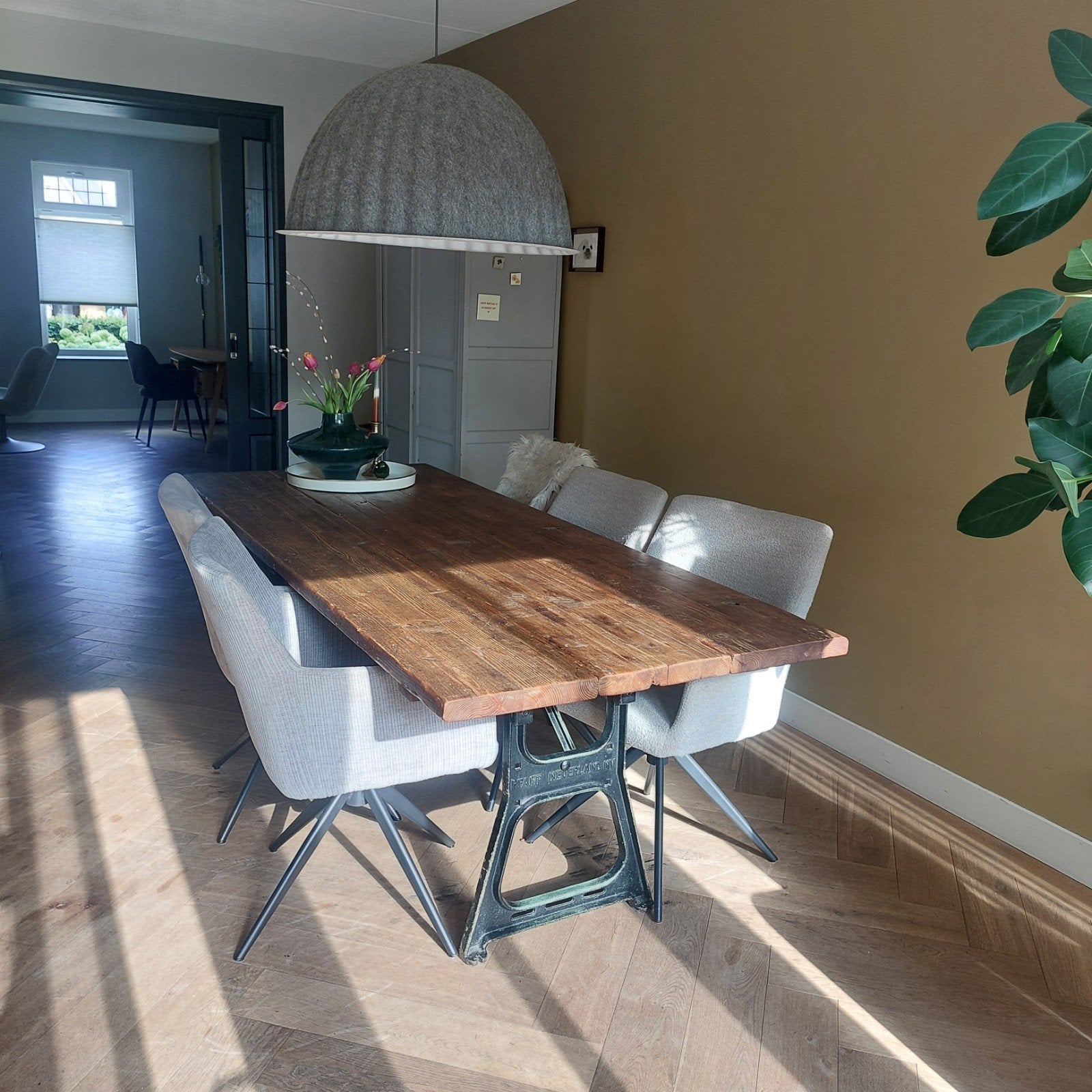 Unieke eettafel van oude planken en gietijzeren onderstel, Gebruikt, 200 cm of meer, 50 tot 100 cm, Vijf personen of meer