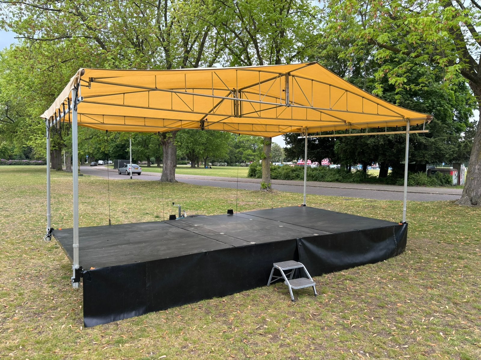 Mobiel podium te huur goedkoop en makkelijk. Podiumaanhanger, Hobby en Vrije tijd, Ophalen, Zo goed als nieuw, Overige