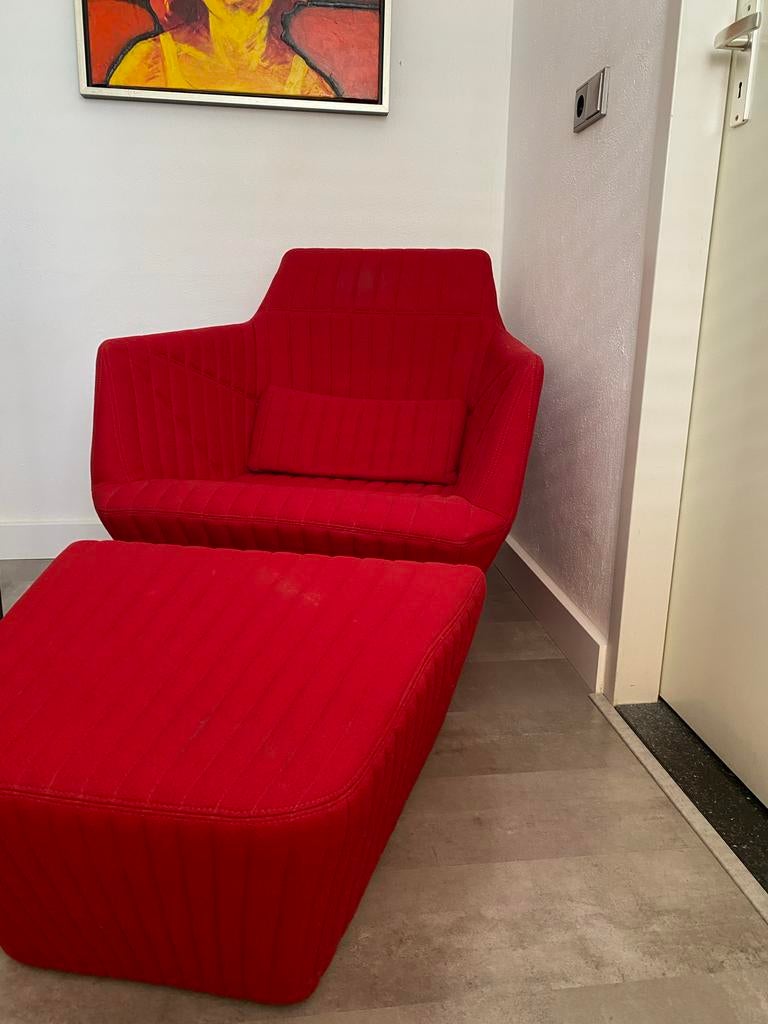 Design fauteuil met poef - Ligne Roset Facett rood, Huis en Inrichting, Fauteuils, Ophalen, Zo goed als nieuw, Stof, 75 tot 100 cm