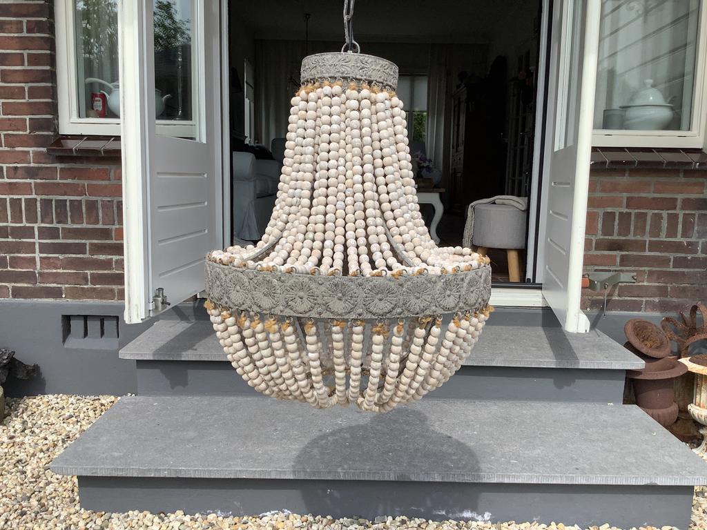 Kralen hanglamp 52 cm doorsnee, Huis en Inrichting, Lampen | Hanglampen, Ophalen, Gebruikt, Ijzer ombouw en houten kralen of kunstof ?