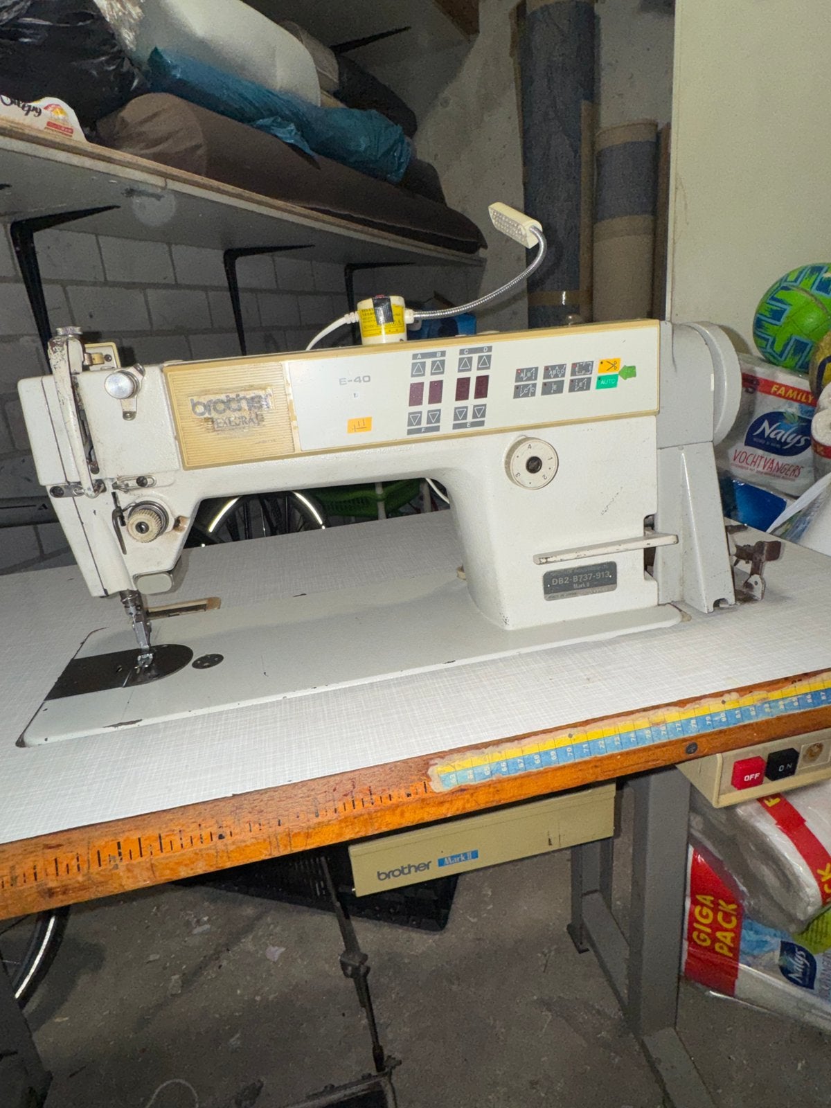 Industriële Naaimachine Compleet met tafel en Mark II motor, Ophalen, Gebruikt, Naaimachine, Industrieel