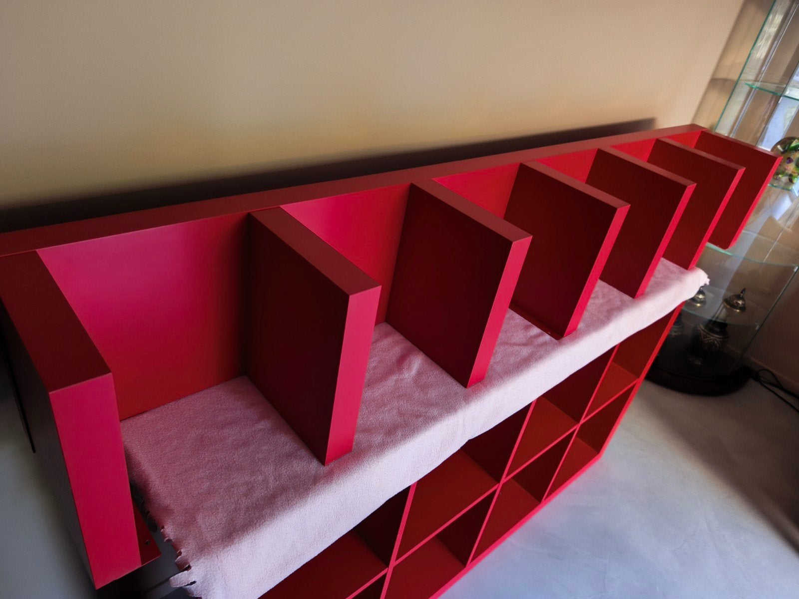 Rode IKEA LACK wandplank met vakken - Verticaal/Horizontaal, Huis en Inrichting, Kasten | Wandmeubels, Ophalen, Met plank(en)