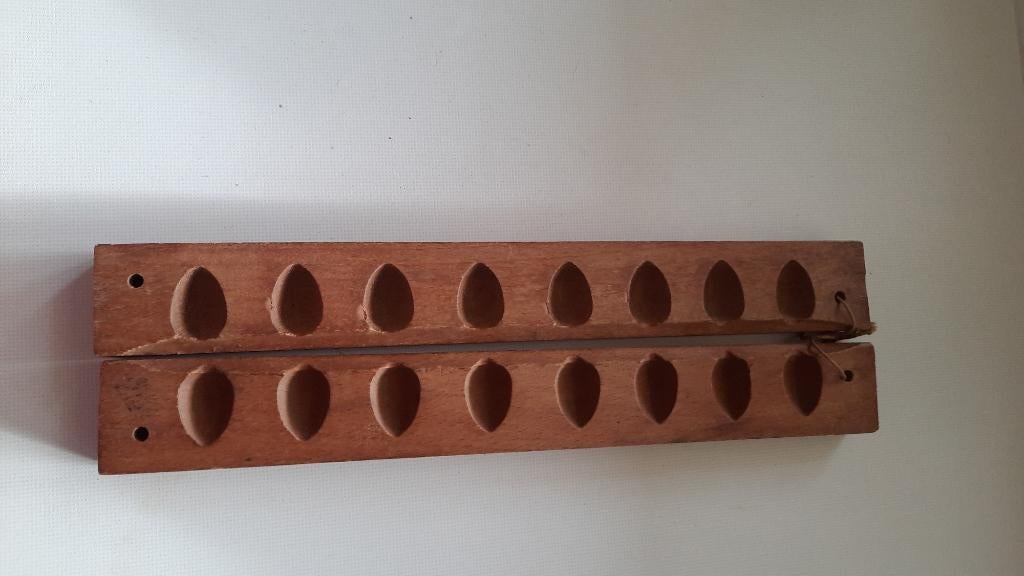 Oude houten mal voor chocolade eitjes  PASEN, Diversen, Pasen, Gebruikt, Ophalen of Verzenden