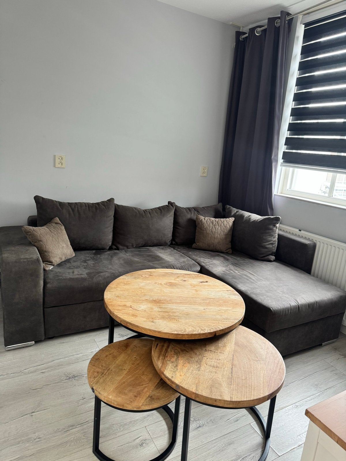 Slaapbank met opbergruimte en 3-delige salontafelset, Ophalen, Bruin, Tweepersoons, 140 cm