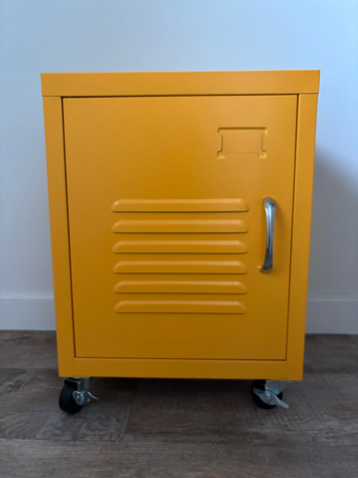Gele metalen kast op wielen - Industrieel design, Huis en Inrichting, Kasten | Lockerkasten, Ophalen, Zo goed als nieuw