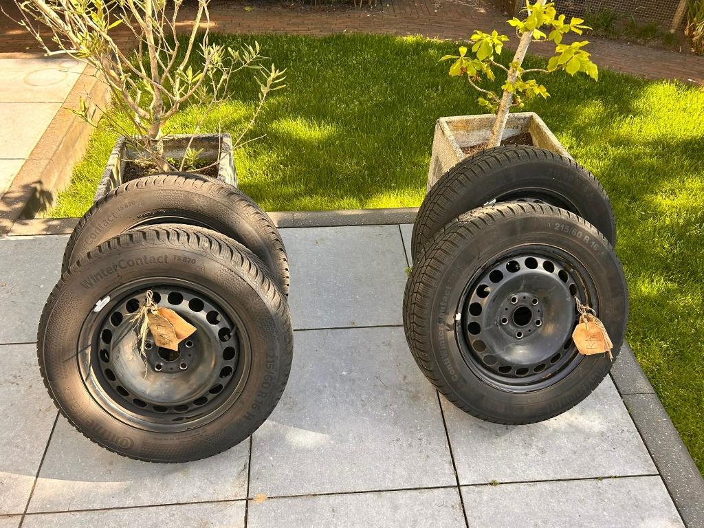 Vier winterbanden op stalen velg skoda superb, 16 inch, Banden en Velgen, Personenwagen, Gebruikt