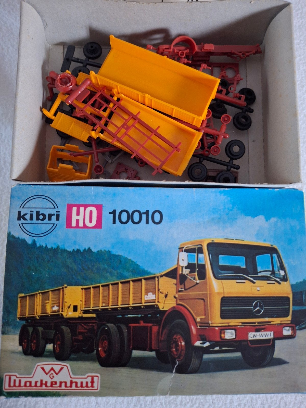 MERCEDES BENZ SK MET AANHANGER 1:87, Hobby en Vrije tijd, Ophalen of Verzenden, Bus of Vrachtwagen, Overige merken