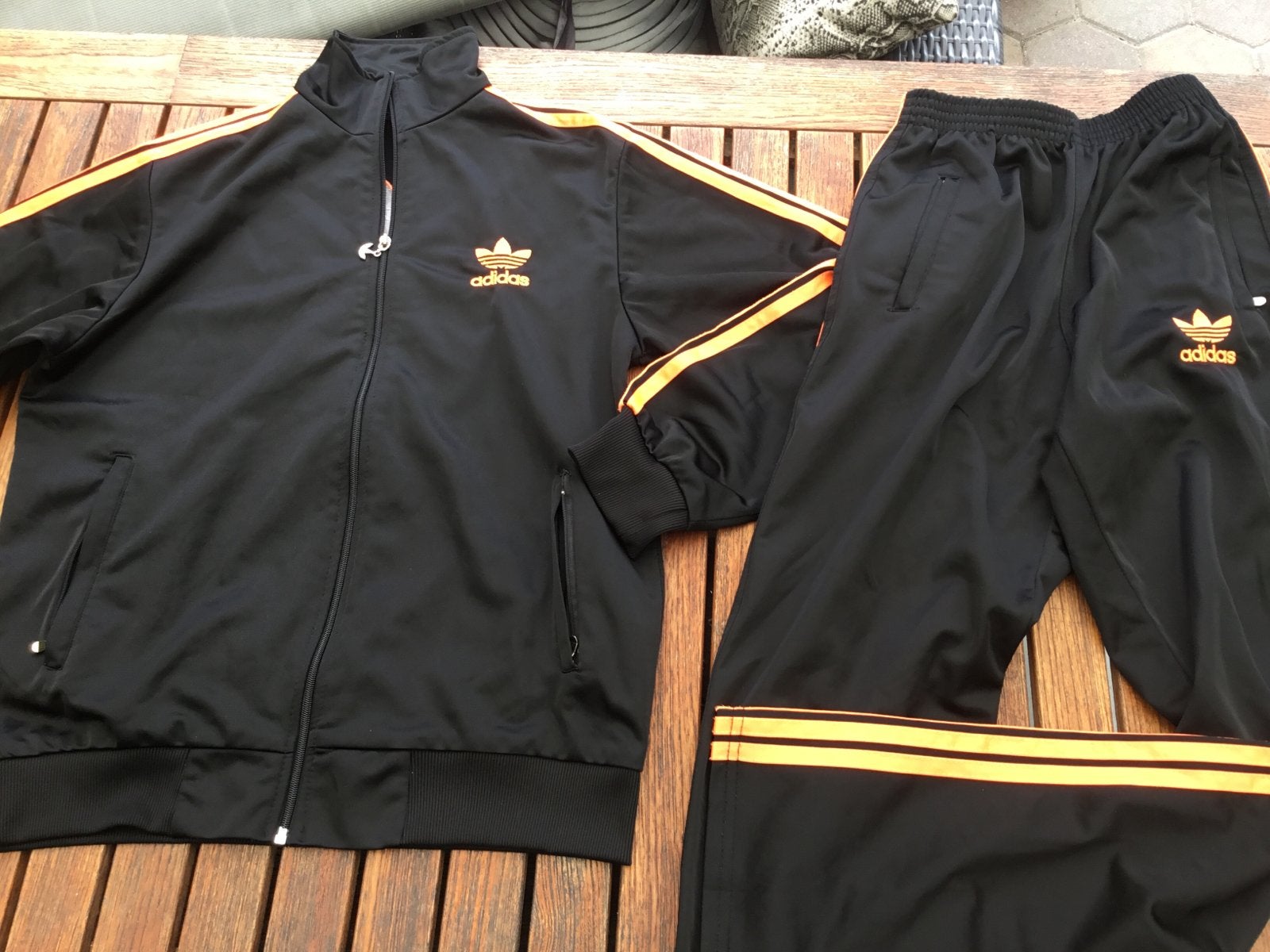 Adidas trainingspak zwart met oranje strepen, Maat 52/54 (L), Zwart, Ophalen of Verzenden, Zo goed als nieuw