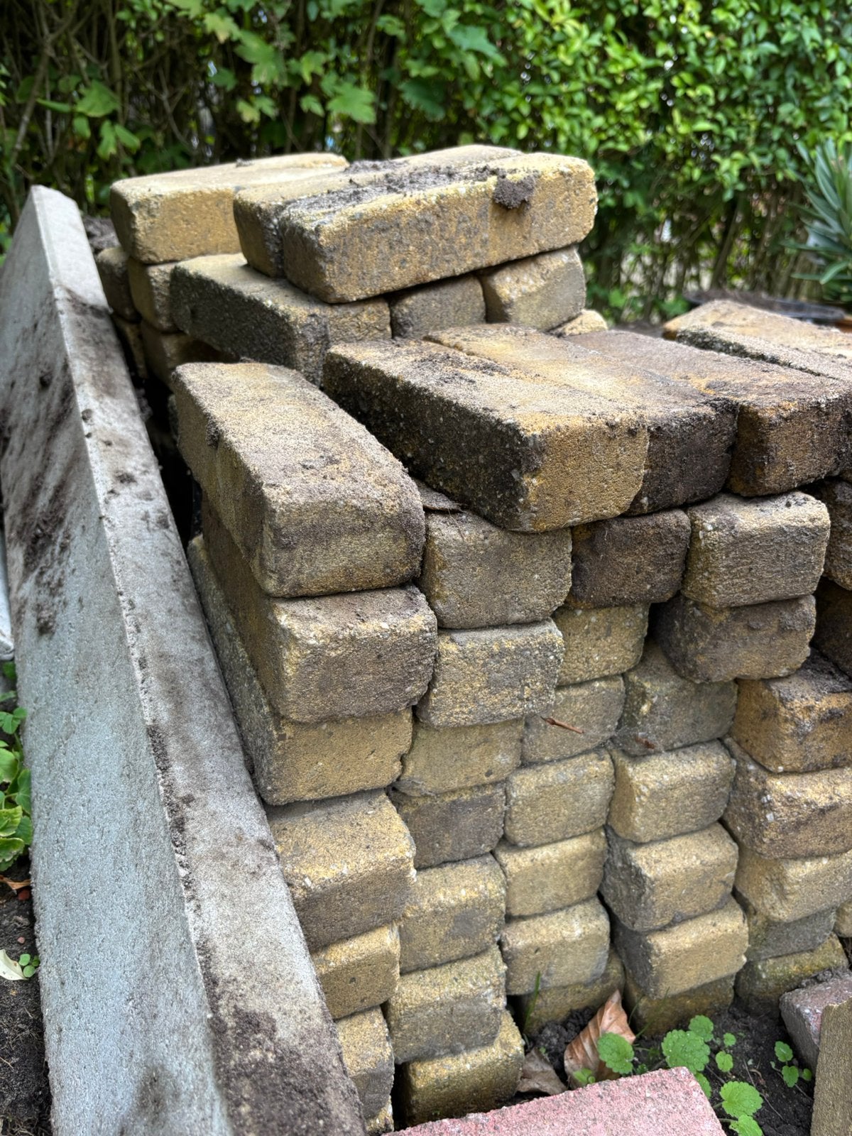 Gratis gele stenen, Tuin en Terras, Ophalen, Zo goed als nieuw, Beton, Klinkers
