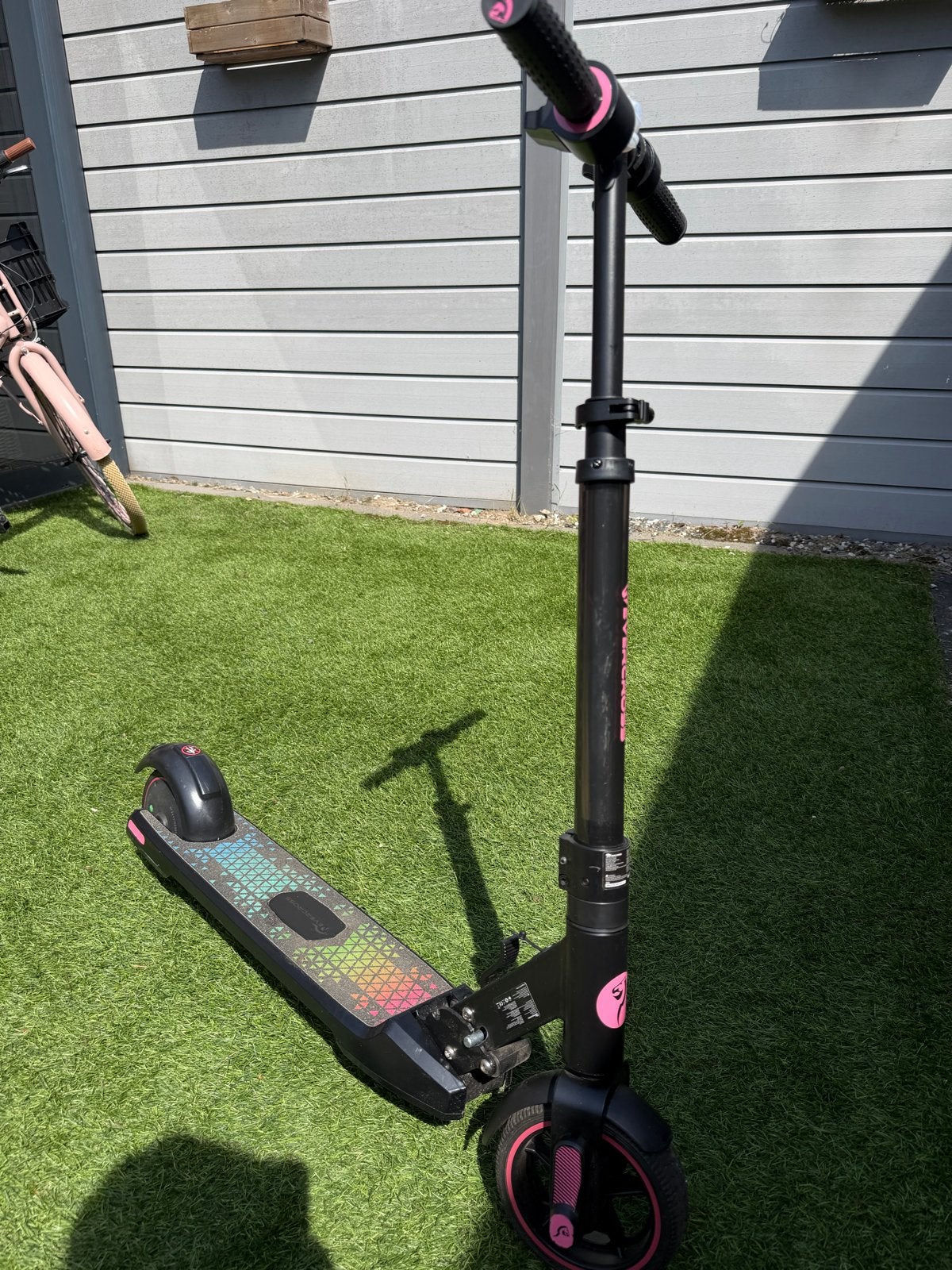 Elektrische step (E-scooter) met kleurrijk deck, Fietsen en Brommers, Steps, Ophalen, Gebruikt, Elektrische step (E-scooter)