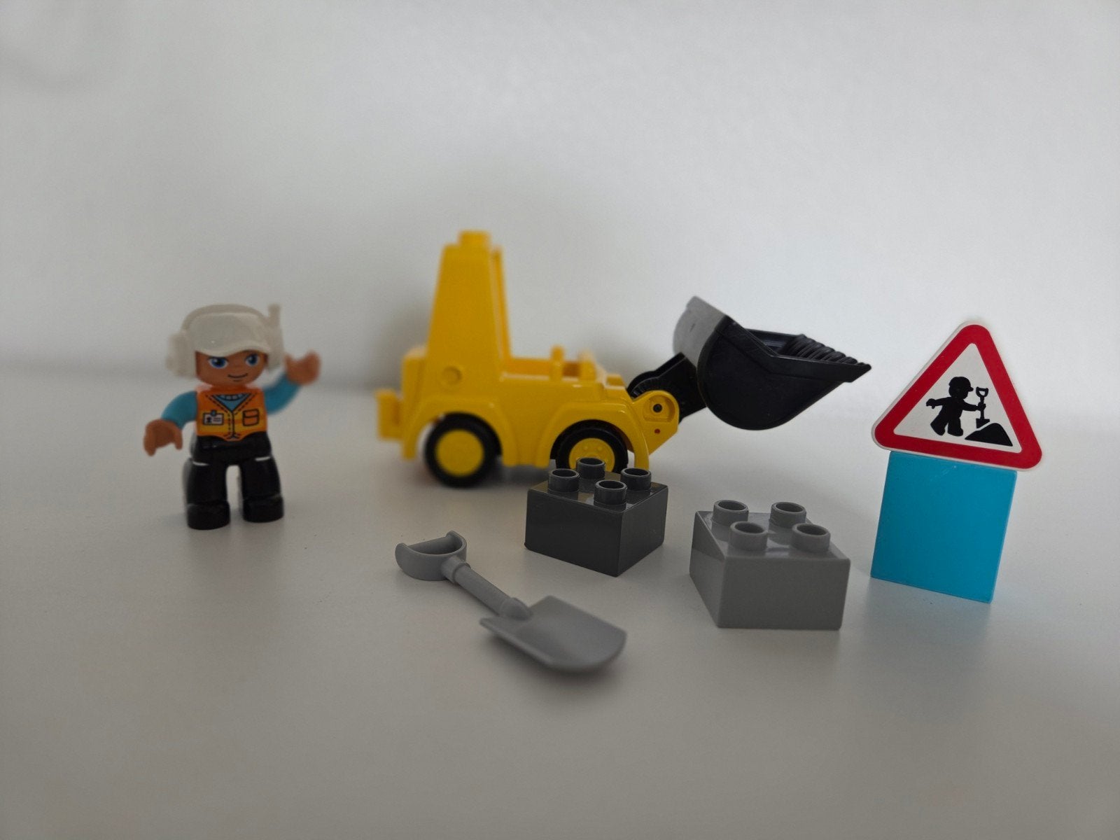 Nette Duplo set Bulldozer 10930 met poppetje, verkeersbord,, Compleet, Ophalen of Verzenden, Zo goed als nieuw, Duplo