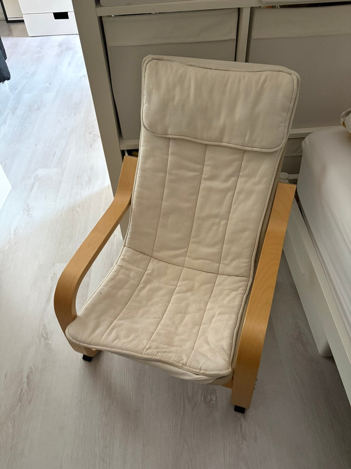 IKEA POÄNG kinderfauteuil – naturel hout met beige kussen, Ophalen, Gebruikt, 50 tot 75 cm