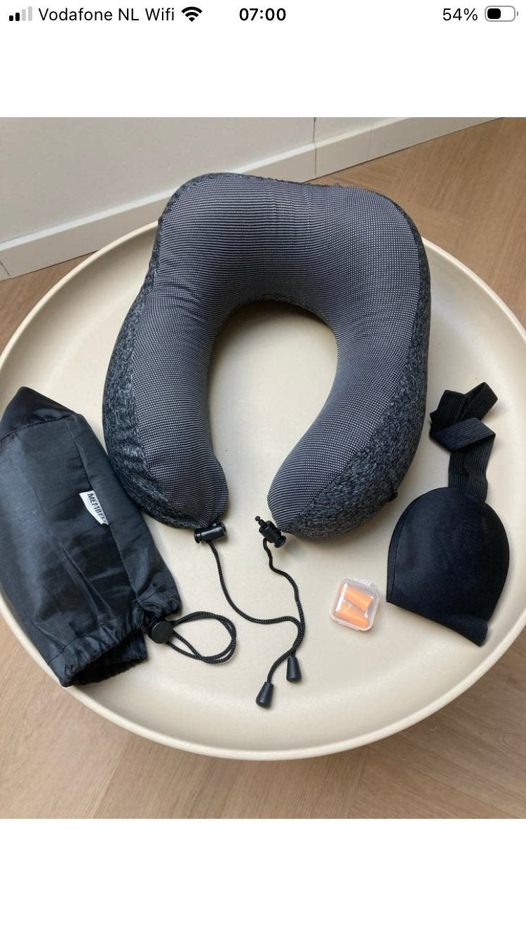 Membeli nekkussen in nieuwstaat met tasje en slaapmasker, Overige materialen, Minder dan 50 cm, Ophalen of Verzenden, Zo goed als nieuw