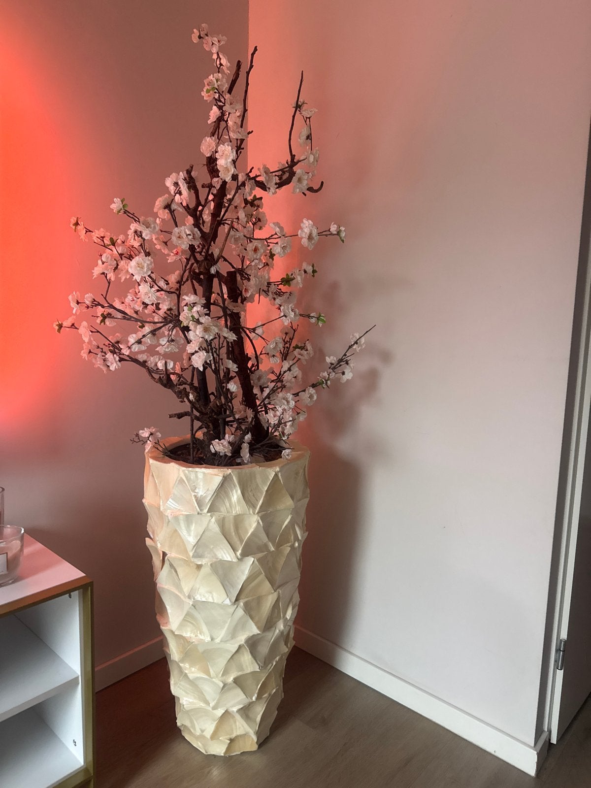 Grote decoratieve vaas met kunstbloesem, Ophalen, Overige materialen, Met patroon/structuur, Beige