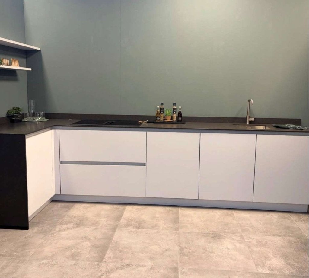COMPLETE SHOWROOM HOEKKEUKEN VOOR SLECHTS €7499,-, Huis en Inrichting, Keuken | Complete keukens, Wit, Hoekkeuken, Niet ingevuld