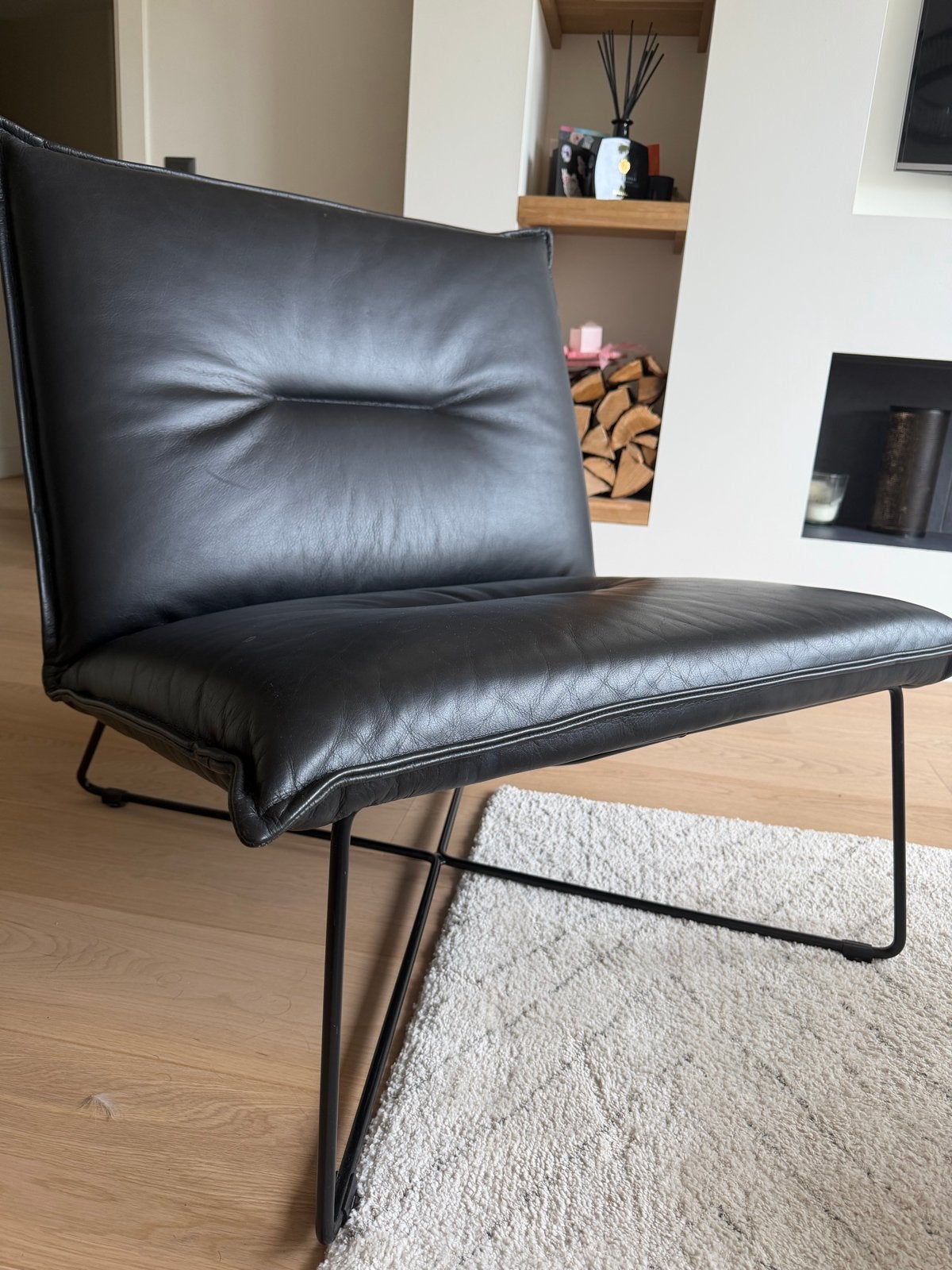 Goossens- Zwarte leren fauteuil met metalen onderstel, Minder dan 75 cm, Leer, Ophalen of Verzenden, Zo goed als nieuw