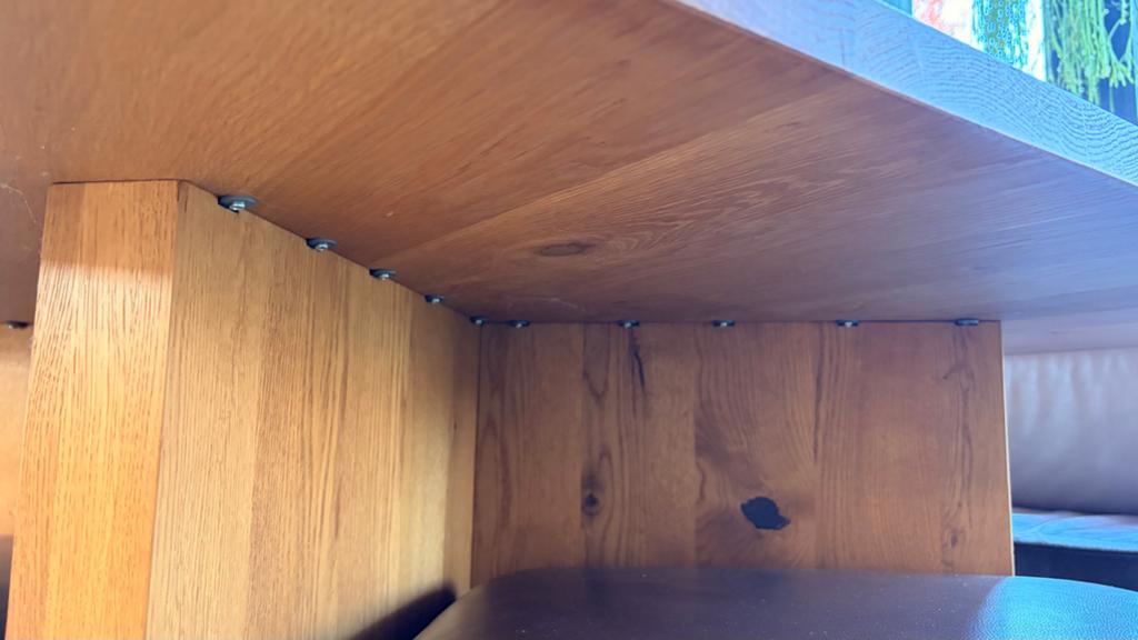 Massief eiken design tafel + leren hoekbank set oersterk, Huis en Inrichting, Banken | Complete zithoeken, Ophalen, Zo goed als nieuw