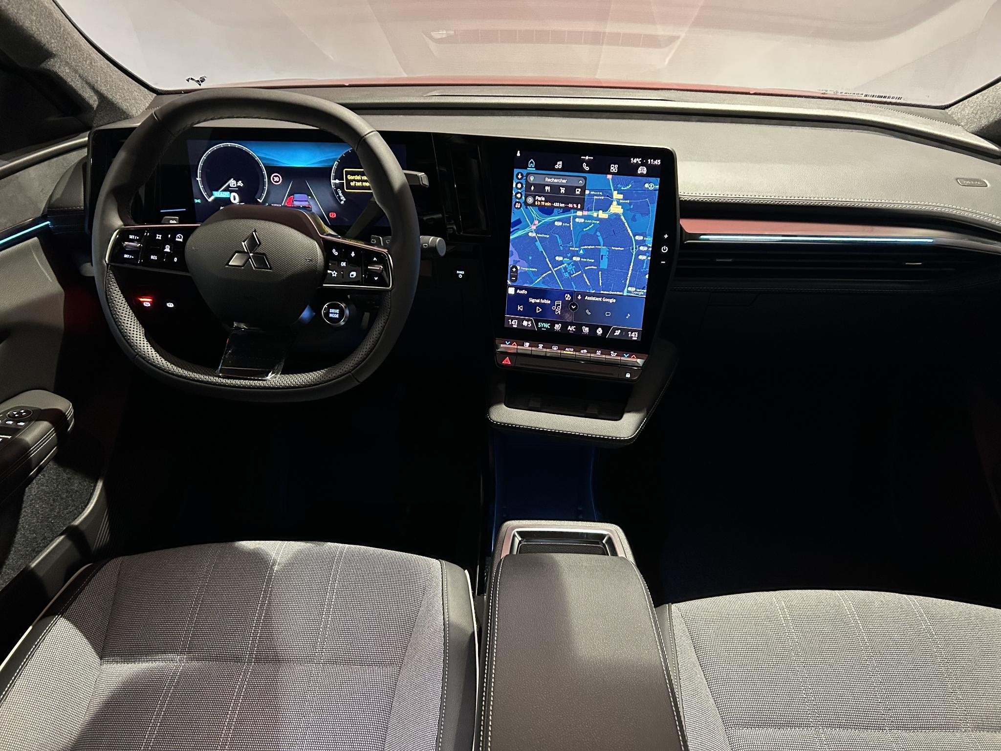 Mitsubishi Eclipse Cross Intense 87 kWh | DEMO | Stoelverwar, Eclipse Cross, Leder en Stof, 1801 kg, SUV of Terreinwagen