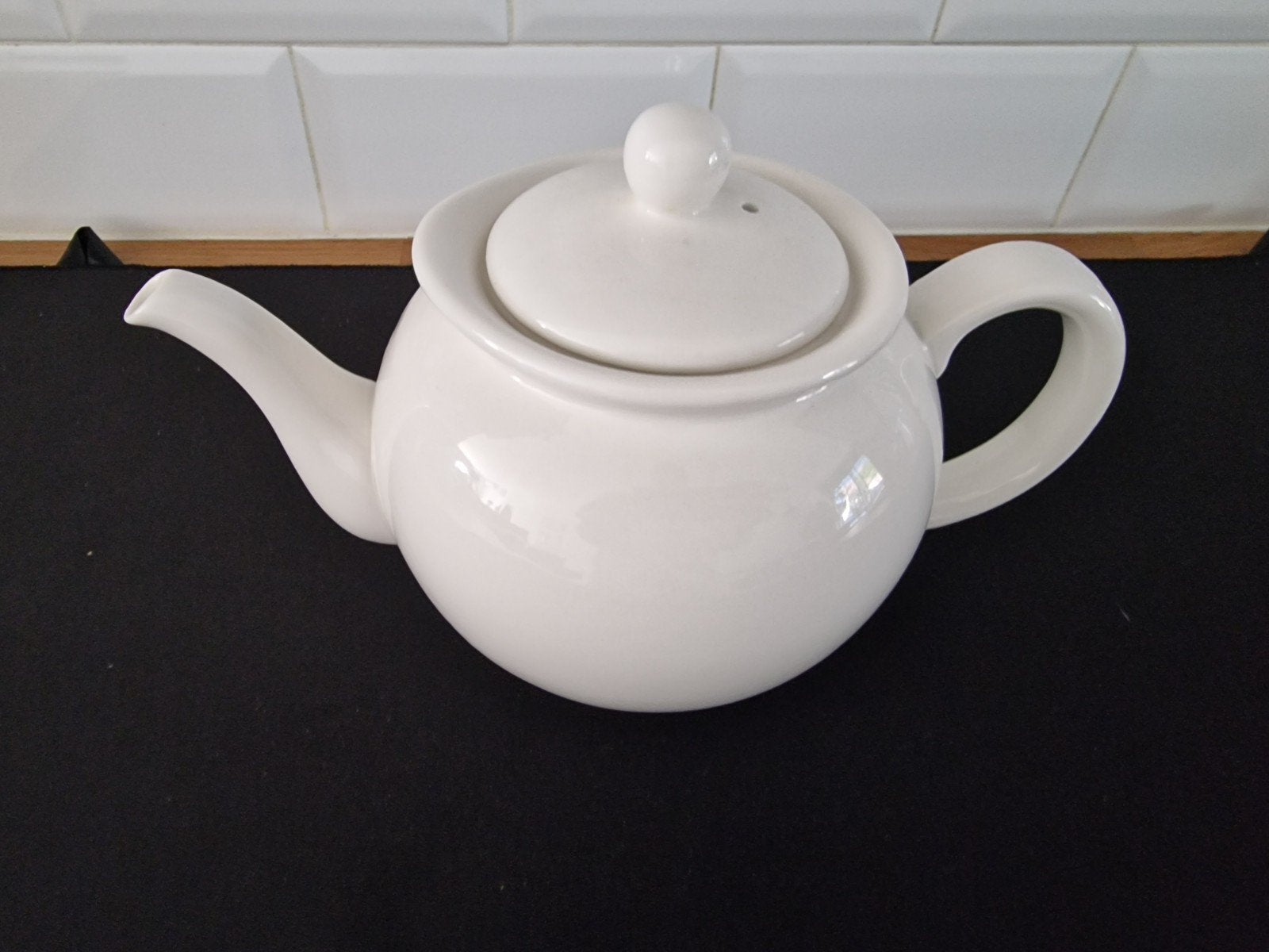 Witte theepot van Dille & Kamille, Huis en Inrichting, Ophalen, Overige merken, Keramiek, Zo goed als nieuw