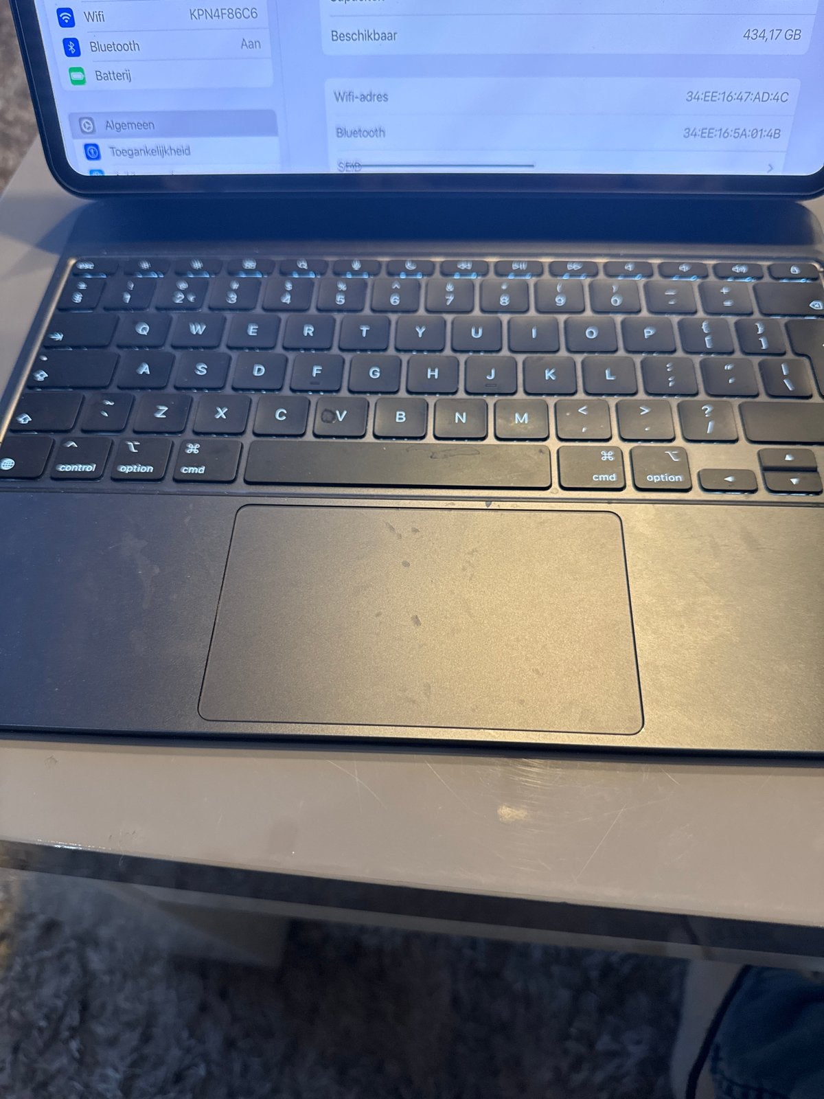 Foto 3 van Apple iPad Pro 13 inch (M4) 512GB Zwart met Magic Keyboard