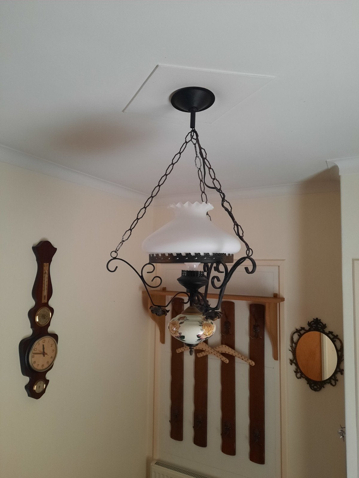Vintage hanglamp met melkglas en smeedijzer, Huis en Inrichting, Lampen | Hanglampen, Gebruikt, E27 (groot), Glas, Ophalen
