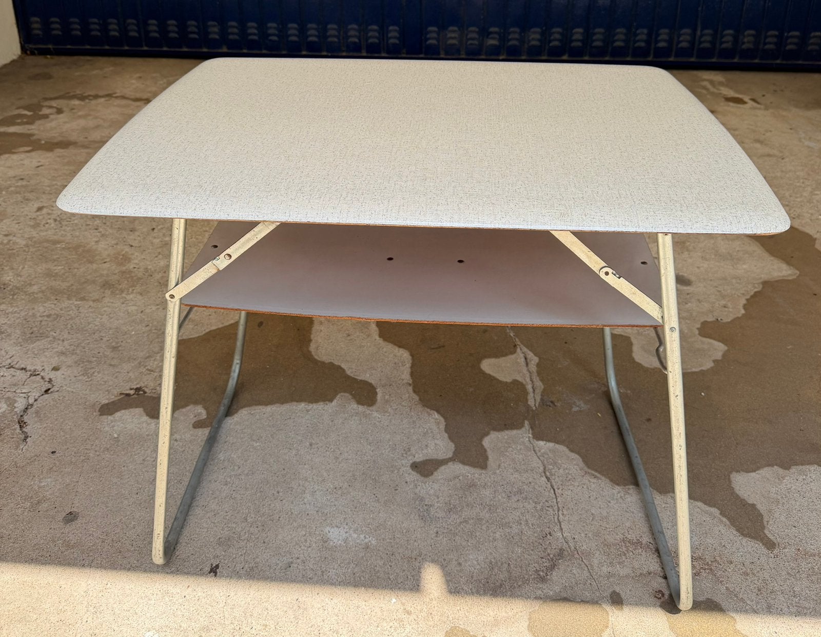 Vintage formica tafel jaren 60 met onderplateau, Ophalen, Gebruikt, Campingtafel
