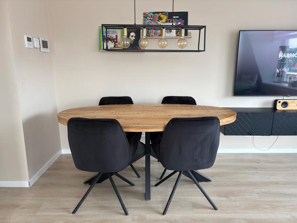 Ovale eettafel mangohout met 4 zwarte velvet stoelen, Huis en Inrichting, Tafels | Eettafels, Ophalen, 100 tot 150 cm, Zo goed als nieuw