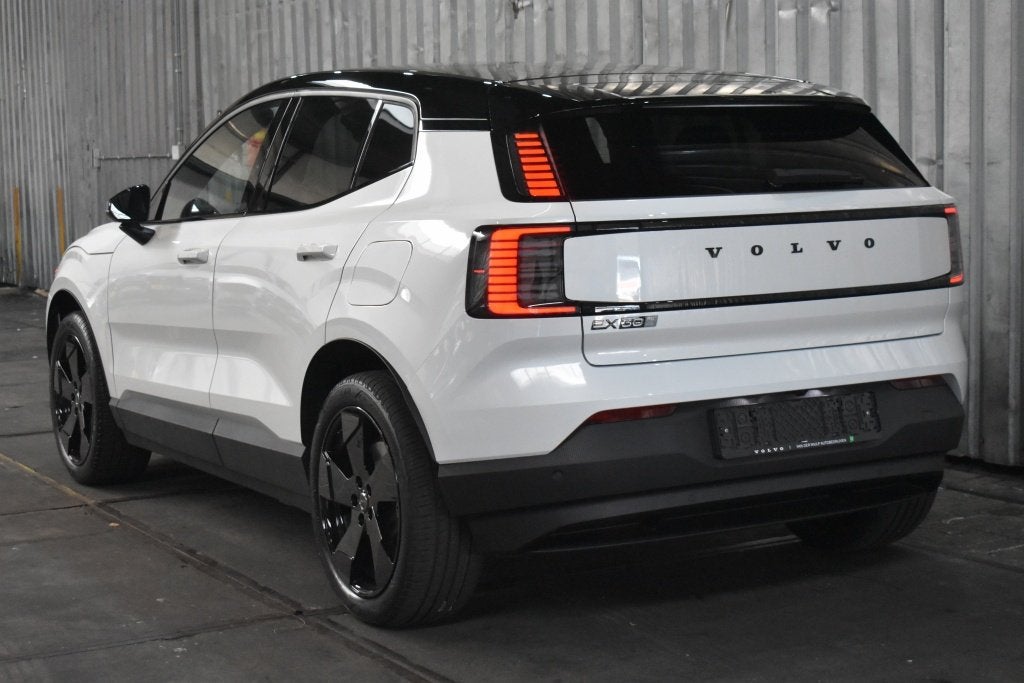 Volvo EX30 P5 Long Range 69kWh/272PK Plus Black Edition | El, 0 cilinders, Zwart, EX30, Wit